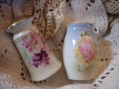 another 'set' of vintage shakers. they don't match, but who bloody cares? they're fabulous!