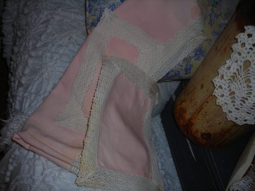 sweet three-piece pink set of table scarves